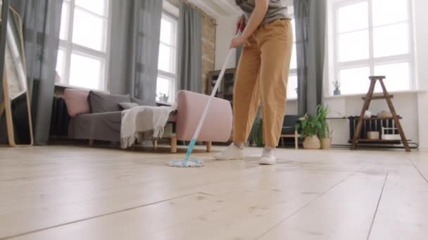 Low Angle Tracking Shot Van Jonge Vrouw Dweilen Vloer Loft — Stockvideo