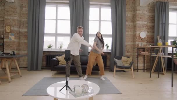 Slow Dolly Shot Van Jonge Vrouw Man Samen Dansen Filmen — Stockvideo