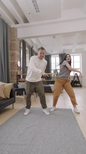 Verticaal Schot Van Jonge Man Vrouw Dansen Samen Voor Camera — Stockvideo