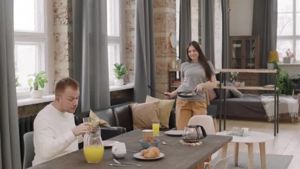 Média Foto Jovem Feliz Com Espátula Panquecas Panela Dançando Sorrindo — Vídeo de Stock