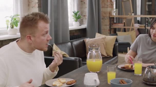 Mutlu Genç Adam Kadının Sabahleyin Çatı Katında Kahvaltı Yaparken Masada — Stok video
