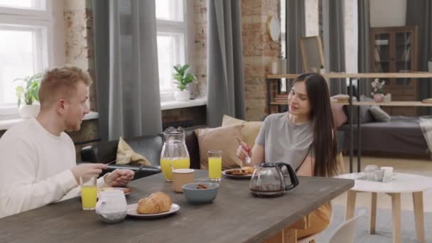 Pan Shot Van Gelukkige Jonge Vrouw Man Zitten Aan Tafel — Stockvideo