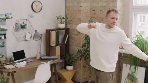 Handheld Tracking Shot Van Energieke Jongeman Zingen Dansen Muziek Loft — Stockvideo