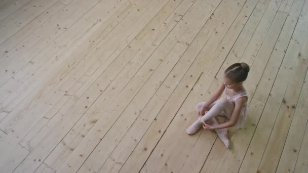 Κάτοψη Της Όμορφης Μπαλαρίνας Κάθεται Ξύλινο Πάτωμα Άδειο Στούντιο Χορού — Αρχείο Βίντεο