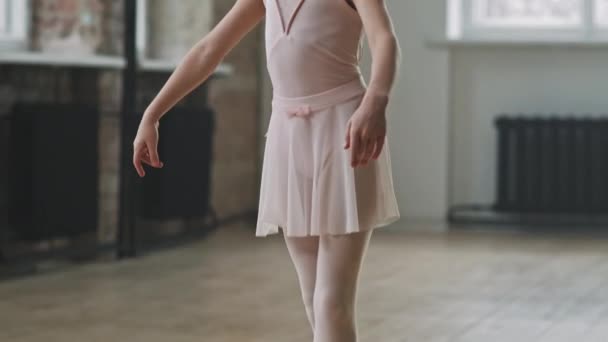 身着浅粉色连衣裙的9岁的优雅的高加索芭蕾舞演员站在镜头前 站在镜头前 脚尖上穿着跳芭蕾舞的尖鞋 — 图库视频影像