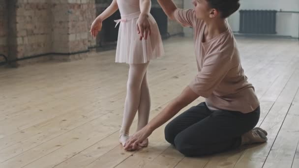 Naklonit Záběr Holčičky Učí Tančit Balet Pomocí Svého Ženského Trenéra — Stock video