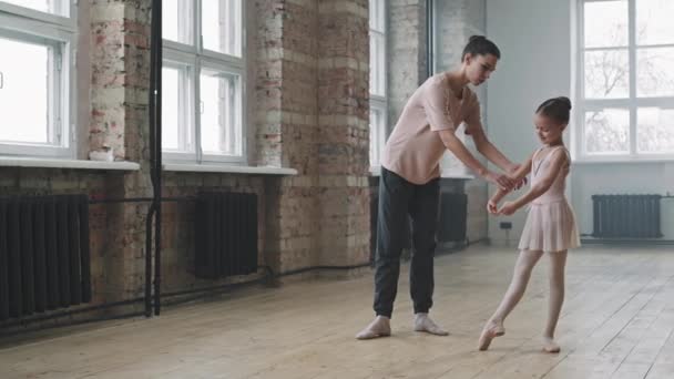 Pełne Ujęcie Młodej Trenerki Baletu Uczącej Swojego Pięknego Małego Ucznia — Wideo stockowe