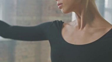 Güzel köprücük kemikleri olan, koreografi sınıfında bale yapan genç ve şehvetli bir kadın.