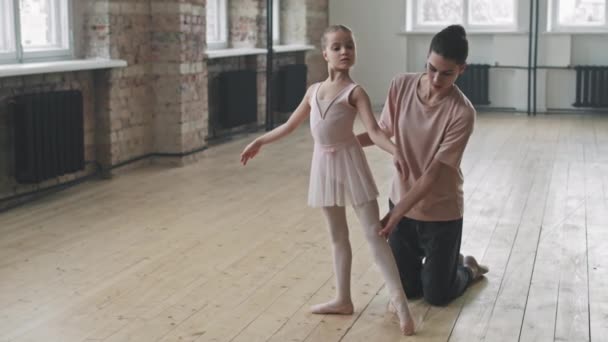 Voller Schuss Konzentriertes Kleines Mädchen Lernt Balletttanz Studio Mit Trainerin — Stockvideo