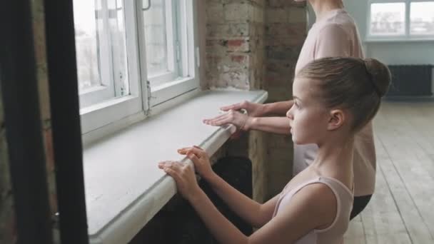 Πλάι View Μέση Πλάνο Της Εργατικής Year Old Κορίτσι Άσκηση — Αρχείο Βίντεο