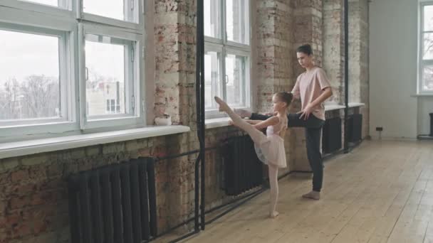 Voller Schuss Balletttrainerin Und Ihre Süße Jährige Schülerin Bei Stretchübungen — Stockvideo