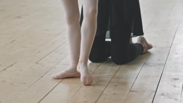 Felismerhetetlen Balettcipős Kislányok Balett Órán Táncoló Lábainak Alulmetszett Fotózása Táncstúdió — Stock videók