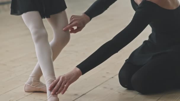 在舞蹈演播室练习芭蕾的专业女教练的帮助下 努力工作的小女孩学习芭蕾舞的俯卧撑镜头 — 图库视频影像