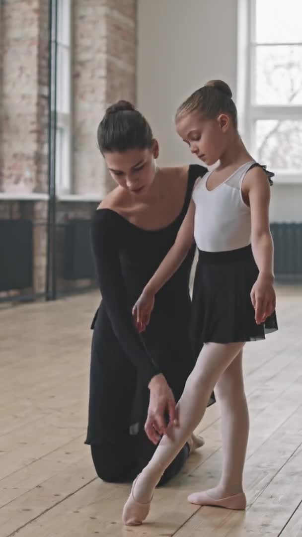 Függőleges Portré Kislányról Aki Balettozni Tanul Női Trénertől Pózol Táncórán — Stock videók