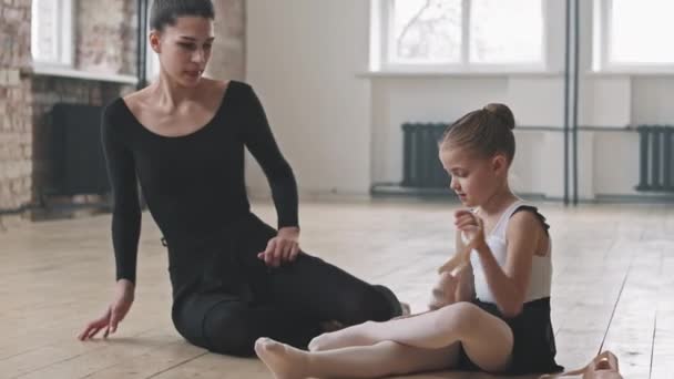 Colpo Medio Graziosa Ragazzina Che Toglie Scarpe Punta Dopo Danza — Video Stock