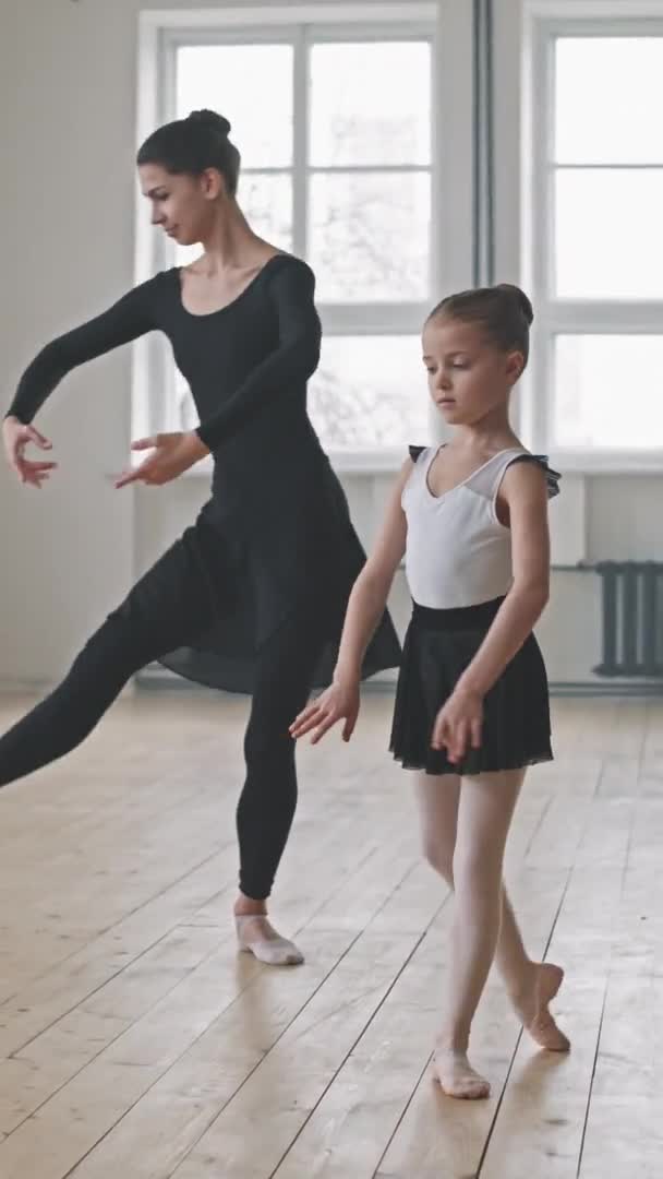 Vertikal Full Bild Vuxna Och Små Ballerinor Som Dansar Tillsammans — Stockvideo