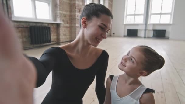 Pov Талії Знімок Двох Усміхнених Дорослих Маленьких Балерини Дивиться Один — стокове відео