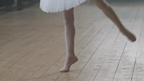 在舞池木制地板上跳芭蕾的跳皮鞋的芭蕾者的小腿的低段镜头 — 图库视频影像