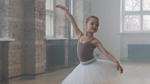 身着白色燕尾服站在舞蹈班芭蕾舞表演的可爱的9岁芭蕾舞演员的中影 — 图库视频影像