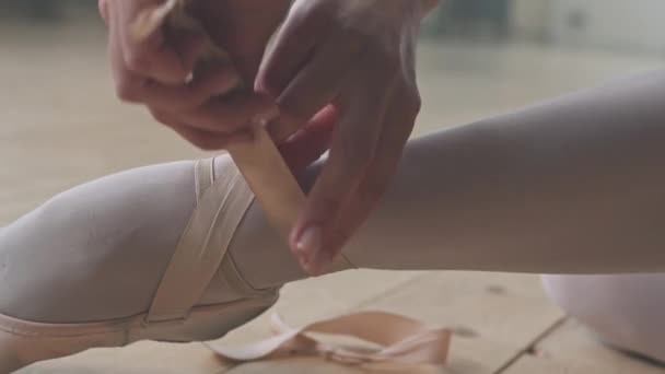 Felismerhetetlen Balerina Közelsége Amint Elegánsan Beköti Pointe Cipőjét Balett Óra — Stock videók