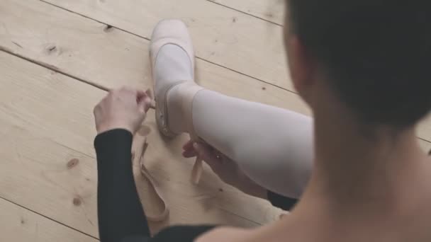 Foto Sobre Hombro Amable Bailarina Joven Atándose Los Zapatos Puntiagudos — Vídeos de Stock