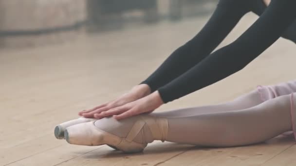 Mooie Jonge Ballerina Zwart Bodysuit Met Open Rug Doen Stretching — Stockvideo