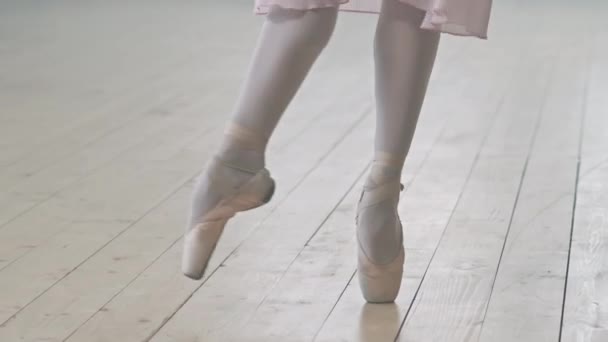 Niskoprzekrojowe Ujęcie Nierozpoznawalnych Nóg Baletnic Szpiczastych Butach Tańczących Balet Drewnianej — Wideo stockowe