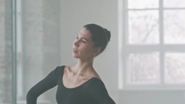 Средний Снимок Талантливой Молодой Балерины Элегантно Танцующей Балетном Классе Изящно — стоковое видео