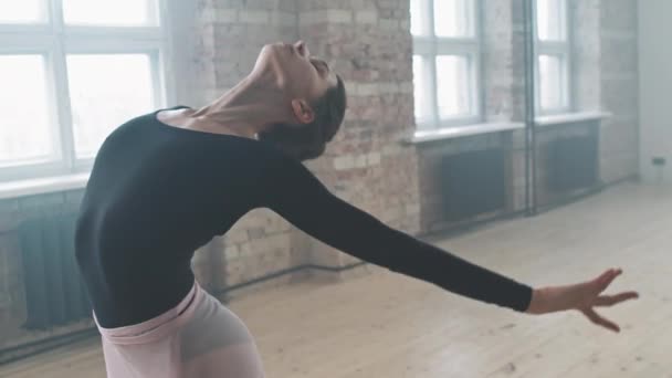 Rastreamento Médio Portátil Tiro Bailarina Jovem Atraente Realizando Exercícios Dança — Vídeo de Stock