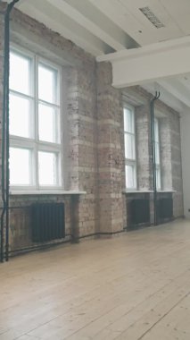 Tavan arası koreografi sınıfında dans eden zarif genç balerinin dikey fotoğrafı.