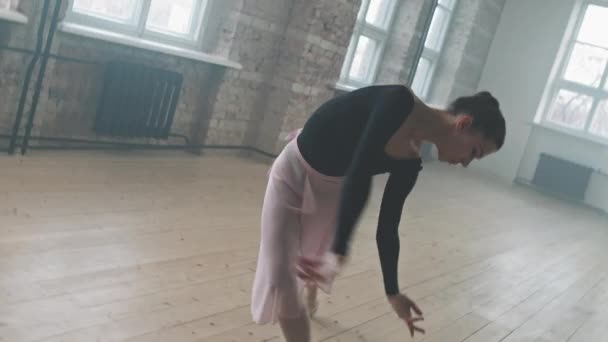 Handgehaltene Aufnahme Einer Entzückenden Ballerina Die Sinnlich Einem Hellen Geräumigen — Stockvideo