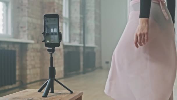 Junge Talentierte Ballerina Nutzt Timer Auf Smartphone Und Stativ Sich — Stockvideo