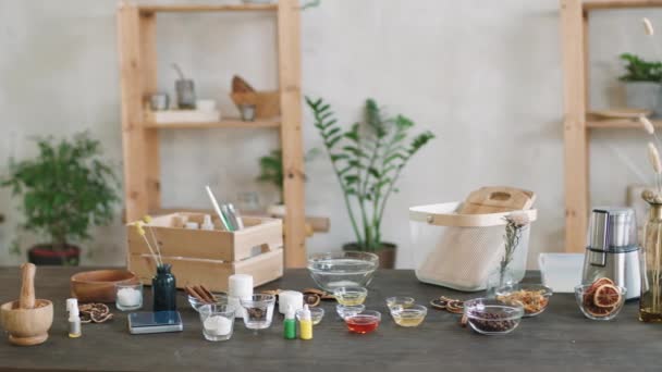 Pan Shot Von Holztisch Mit Verschiedenen Zutaten Großen Und Kleinen — Stockvideo