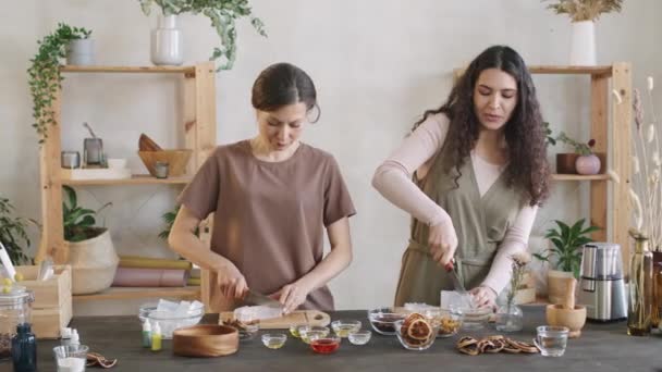 Medium Pan Shot Van Twee Jonge Vrouwen Staande Aan Houten — Stockvideo