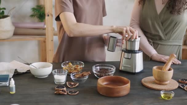 Midsectie Pan Shot Van Twee Onherkenbare Vrouwen Die Bij Houten — Stockvideo