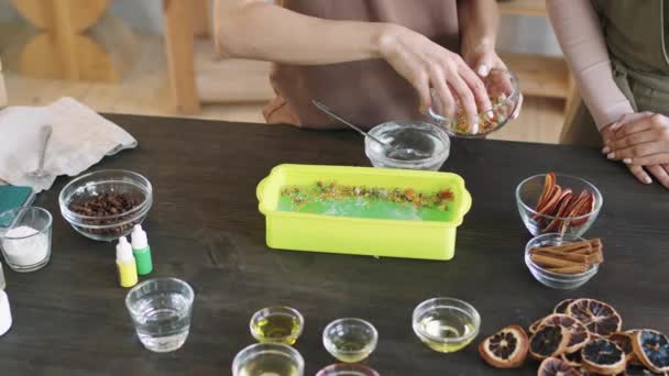 Pan 손으로 유기농 비누를 장식하고 제작하는 창조적 여성들의 사진을 찍었다 — 비디오