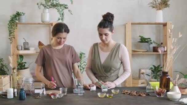 Tiro Médio Duas Mulheres Atraentes Que Praticam Fazer Cosméticos Caseiros — Vídeo de Stock