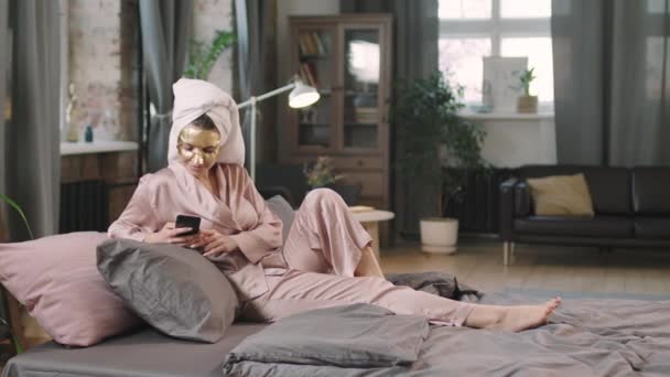 Pan Tiro Jovem Mulher Bonita Pijama Seda Rosa Definido Usando — Vídeo de Stock