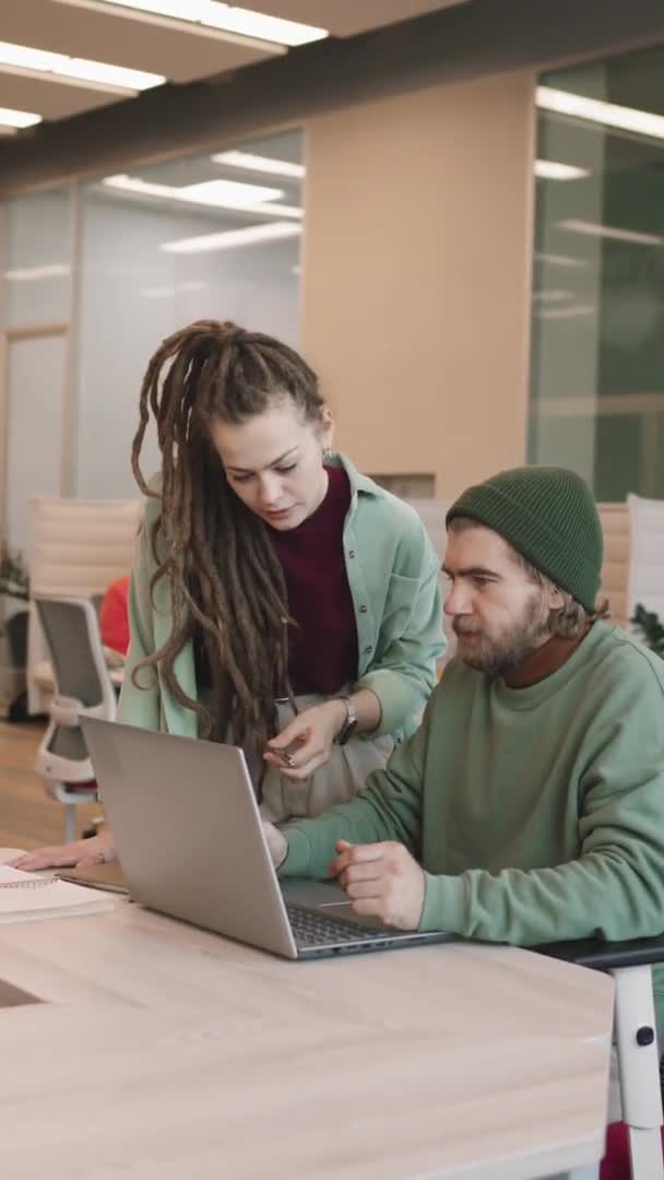 Imagen Vertical Una Joven Empresaria Con Rastas Hombre Negocios Barbudo — Vídeo de stock