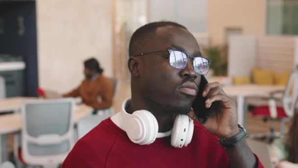 Primer Plano Joven Hombre Negocios Negro Gafas Hablando Por Teléfono — Vídeos de Stock