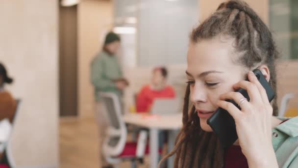 Зашивайте Потихоньку Молодую Деловую Женщину Дредами Улыбающимися Разговаривающими Мобильному Телефону — стоковое видео
