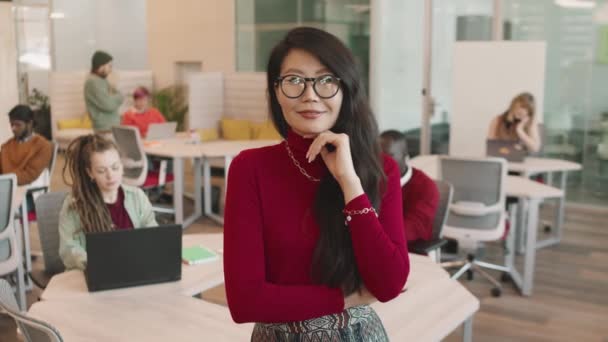 Pan Porträtt Med Slowmo Glad Ung Asiatisk Affärskvinna Glasögon Poserar — Stockvideo