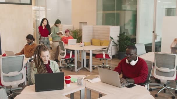 Langsame Aufnahme Einer Gruppe Multiethnischer Geschäftsleute Die Coworking Space Oder — Stockvideo