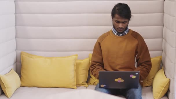 Pan Tiro Homem Indiano Sentado Sofá Moderno Start Escritório Working — Vídeo de Stock