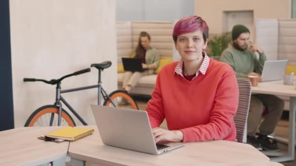 Pan Retrato Joven Empresaria Feliz Con Pelo Teñido Rosa Sentado — Vídeo de stock