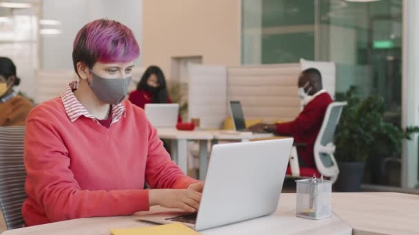 Pan Zpomalení Mladé Začínající Pracovnice Firmy Obličejovou Maskou Sedící Stolem — Stock video