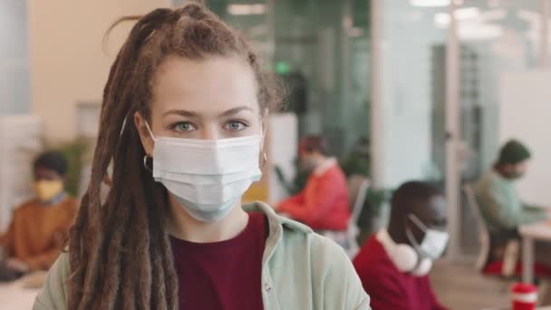 Panning Portret Van Jonge Vrouw Met Dreadlocks Dragen Gezichtsmasker Poseren — Stockvideo