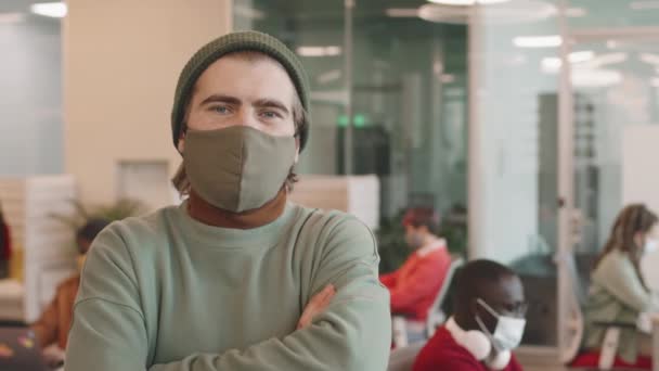 Portrait Panoramique Jeune Homme Bonnet Chapeau Masque Posant Les Bras — Video