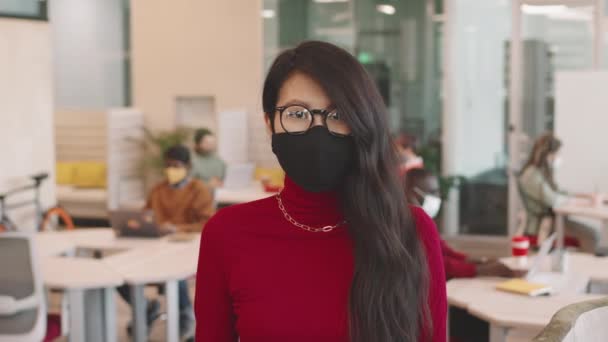 Retrato Pan Mujer Asiática Joven Máscara Facial Gafas Posando Para — Vídeos de Stock