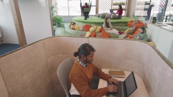 Pan Felvétel Fiatalok Sokszínű Csoportjáról Akik Laptopjukon Dolgoznak Modern Coworking — Stock videók